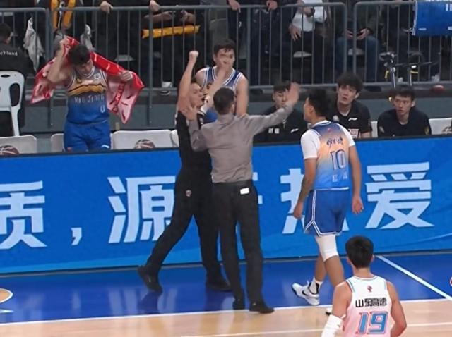 包含里昂逼平雷恩，双方战术对抗激烈的词条