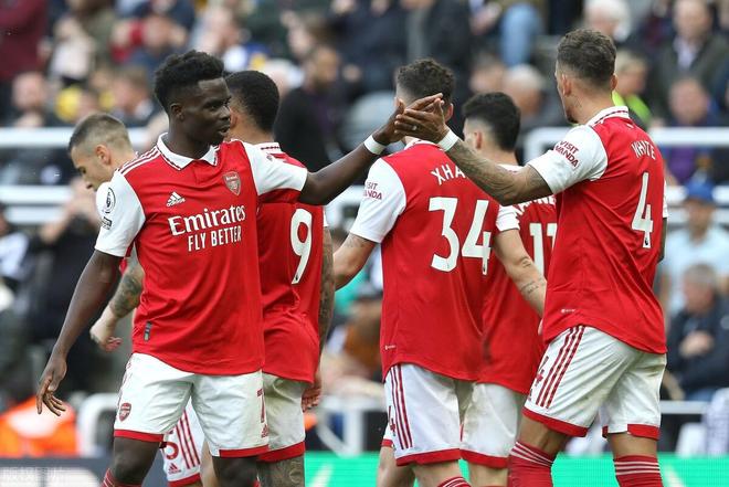 关于比赛进入白热化阶段，双方队伍势均力敌的信息